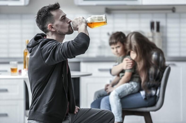 un home bebe alcohol como axudalo a deixar